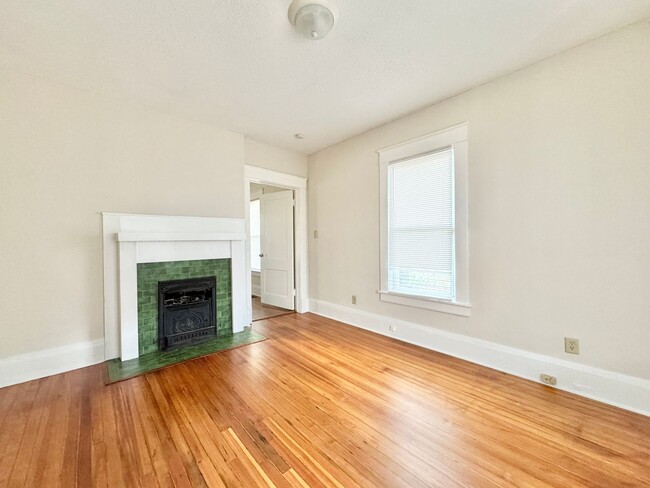 Building Photo - Spacious 3 Bedroom Duplex Convenient to Do...