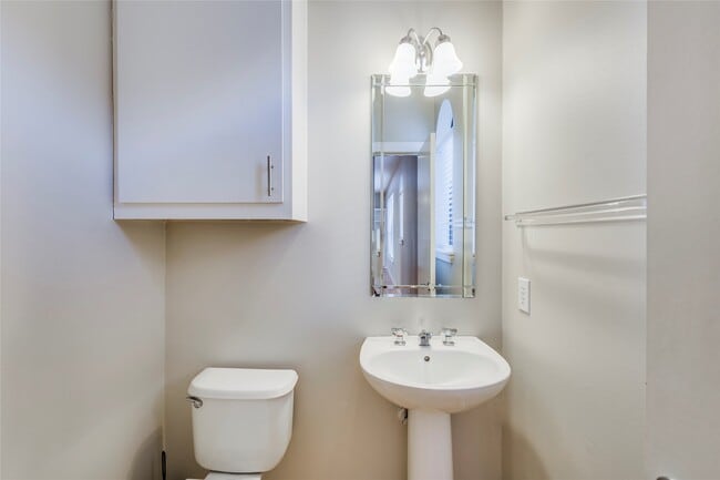 Building Photo - 609 Lester St