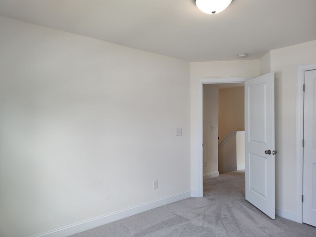 Building Photo - Charming End Unit Townhome located in the ...
