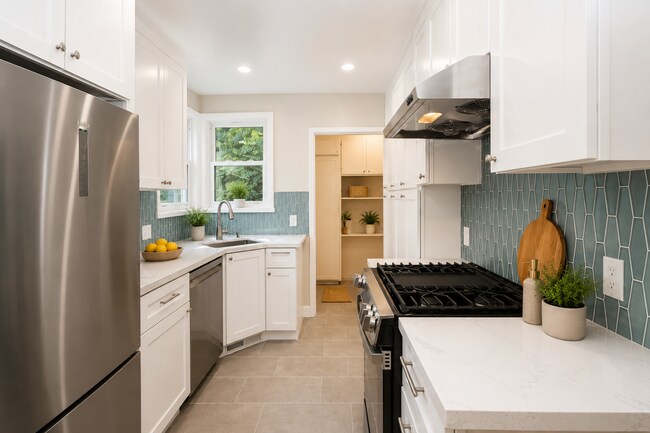 Building Photo - Charming Bungalow in the Montclair Hills