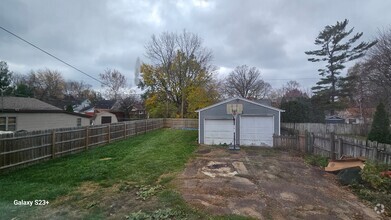 Building Photo - Beautifully updated 3 Bedroom