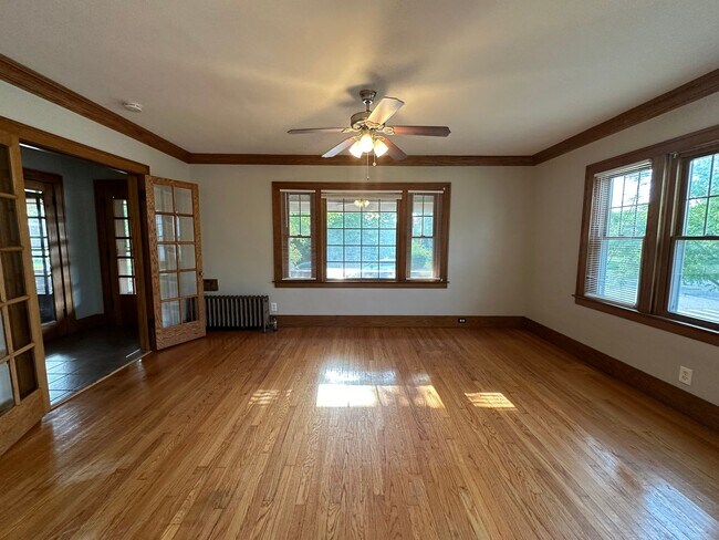 Building Photo - Gigantic 5 bedroom home on the NW side of ...