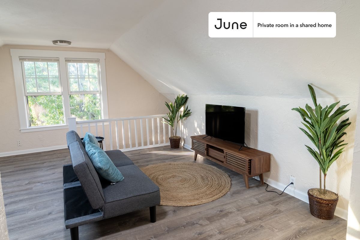 Building Photo - Room in Shared 6 bed/2 bath home