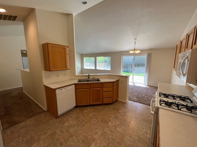 Building Photo - Cozy SE Bend 3 Bed/2 Bath Home on Large Co...