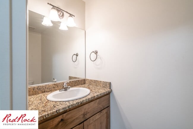 Building Photo - Conveniently located 3 Bedroom Townhome