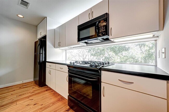 Building Photo - 6925 Yellowstone Way Dr