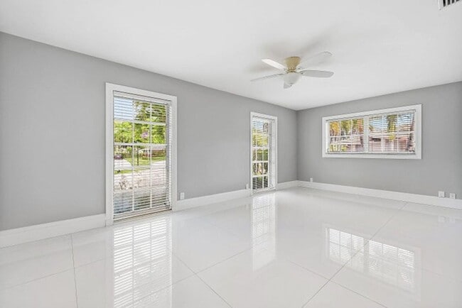 Building Photo - 417 N Country Club Dr