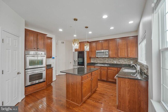 Building Photo - 3461 Eagle Ridge Dr