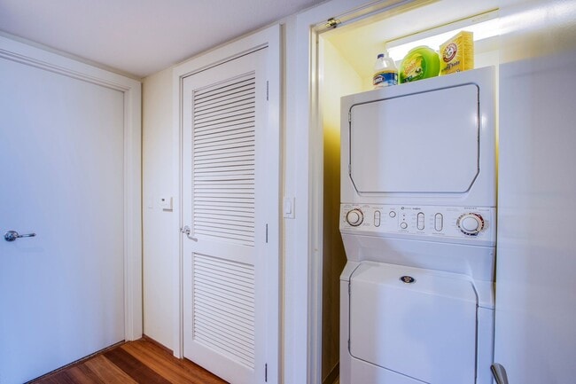 Building Photo - Absolutely stunning high rise loft at Metr...