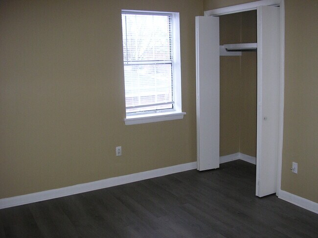 Building Photo - 1721 Highland Way