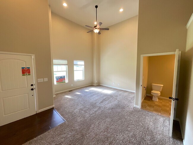 Building Photo - 3 Bedroom Townhome Available Near Dublin B...