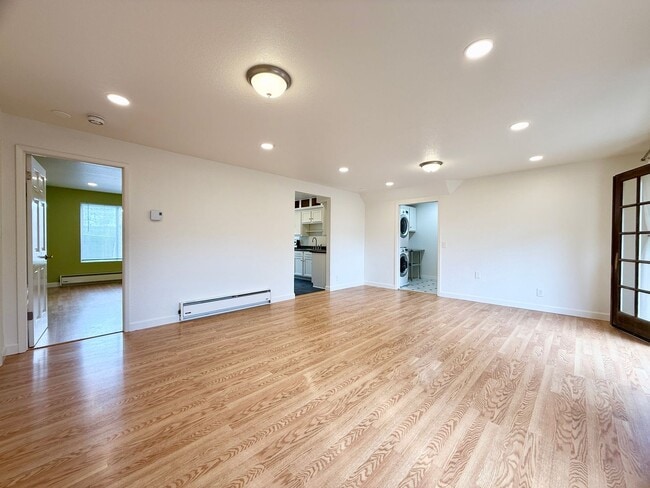 Building Photo - Coastal Living at its Finest (In-Law Suite...