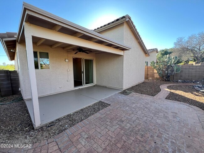 Building Photo - 8820 N Mesquite Bluffs Pl