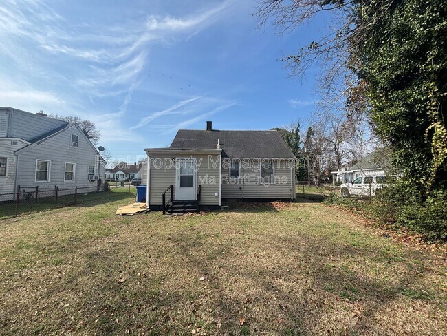 Building Photo - 1624 Rolfe Pl