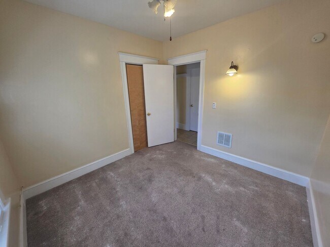 Building Photo - 35 Manitou Ave