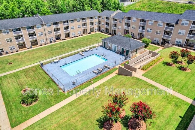 Building Photo - 307 Country Club Dr NE