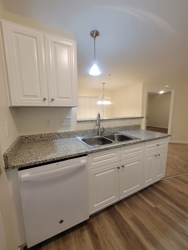 Building Photo - Cozy Convenient Condo