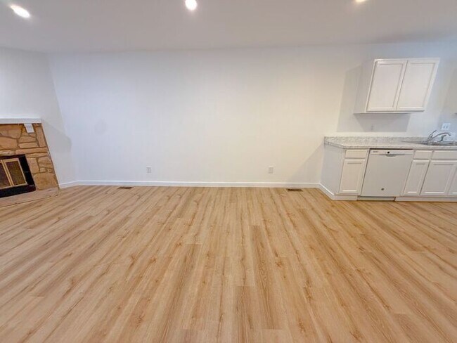 Building Photo - Welcome to this beautifully updated 2-bedroom, 2.5-bath lakeside condo in the highly sought-after...