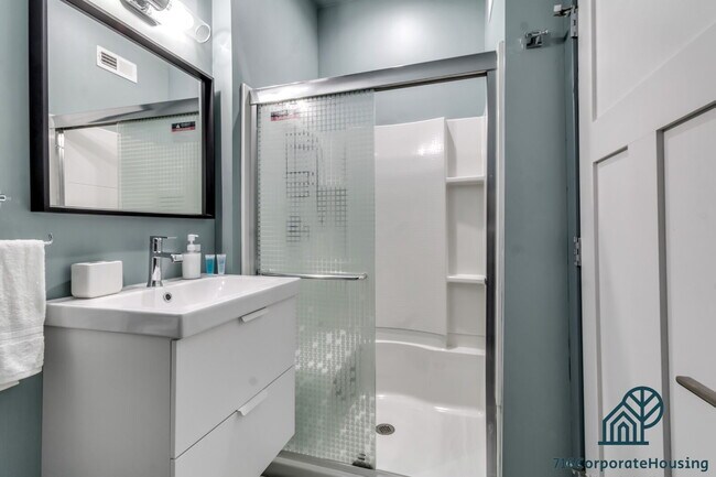 Building Photo - Furnished 2-Bedroom, 2-Bath Apartment near the Medical Campus