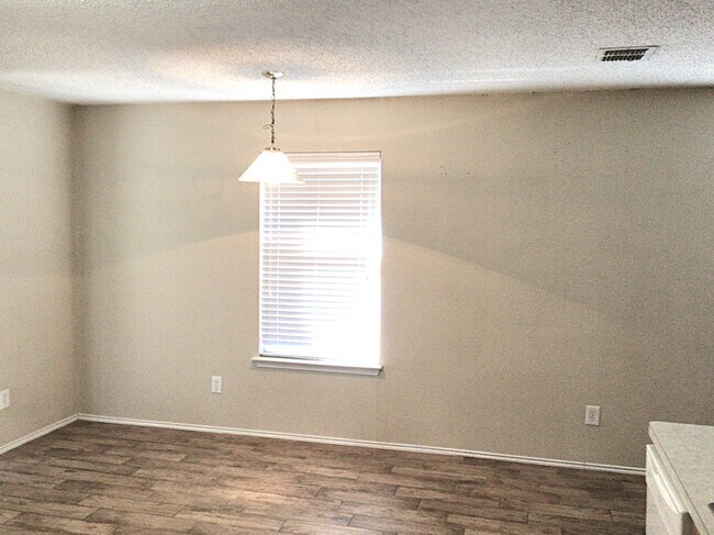 Building Photo - 1012 Hampton Dr