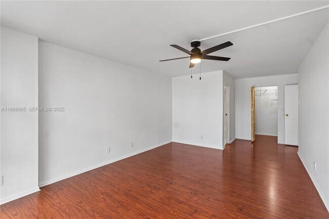 Building Photo - 800 Parkview Dr