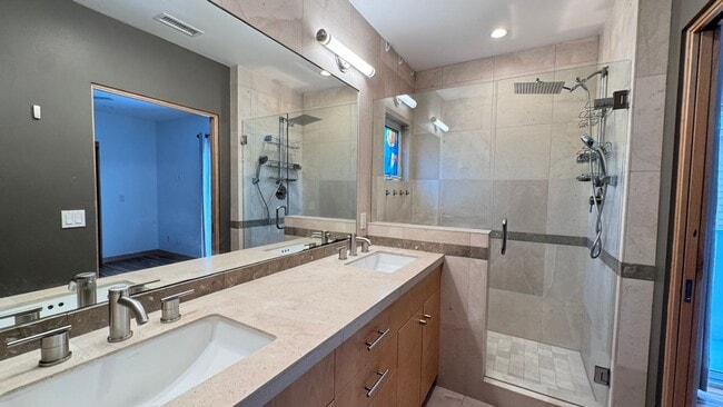 Building Photo - Stunning Townhome in the heart of Encinitas