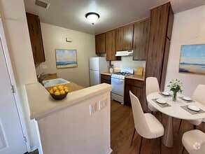 Building Photo - Modern Top-Floor Corner Condo with Pool & ...
