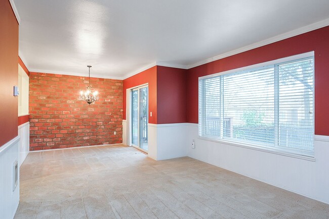 Building Photo - Great Location! 2 bedroom, 2.5 Bathroom To...