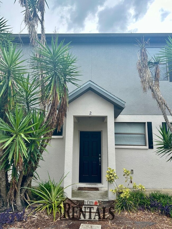 Building Photo - 3/2.5 RARE TOWNHOME NEW PAINT & CARPET
