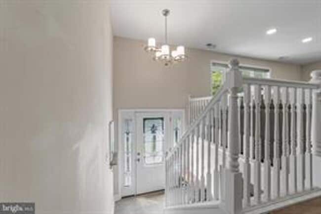 Building Photo - Modern 4 bedroom with fenced backyard