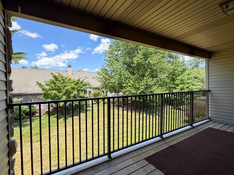 Building Photo - 208 Greenview Dr