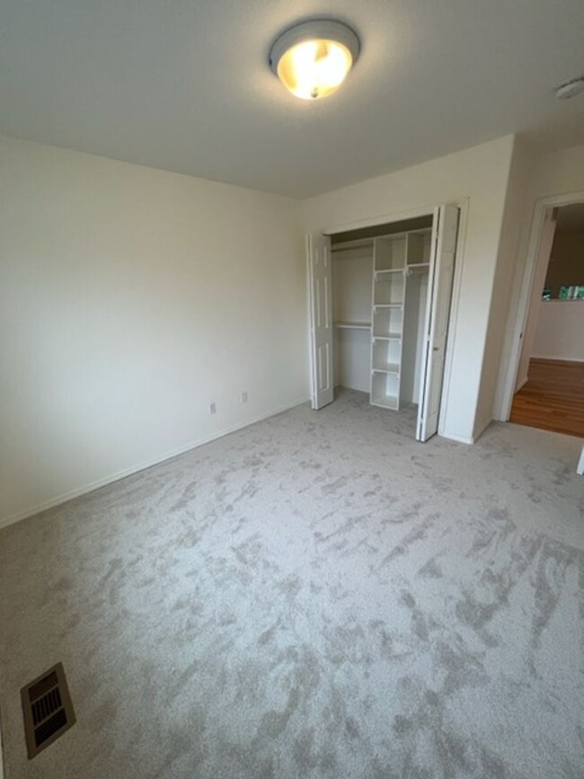 Building Photo - Beautiful 4 Bedroom Eagle River Home!