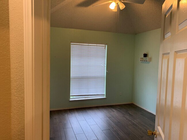 Building Photo - Beautiful 4 bedroom 2 bath home