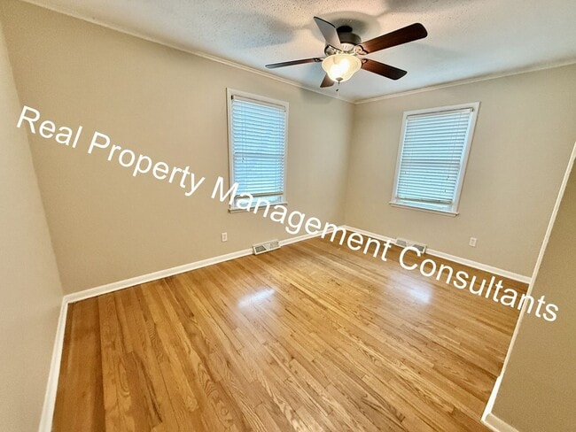 Building Photo - 3-Bedroom Home Near Downtown Overland Park!