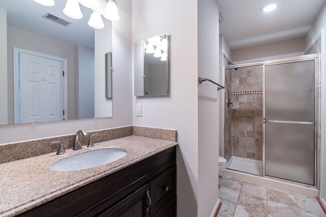 Building Photo - Immaculate 3 Bed 2 Full & 2 Half Bath End ...