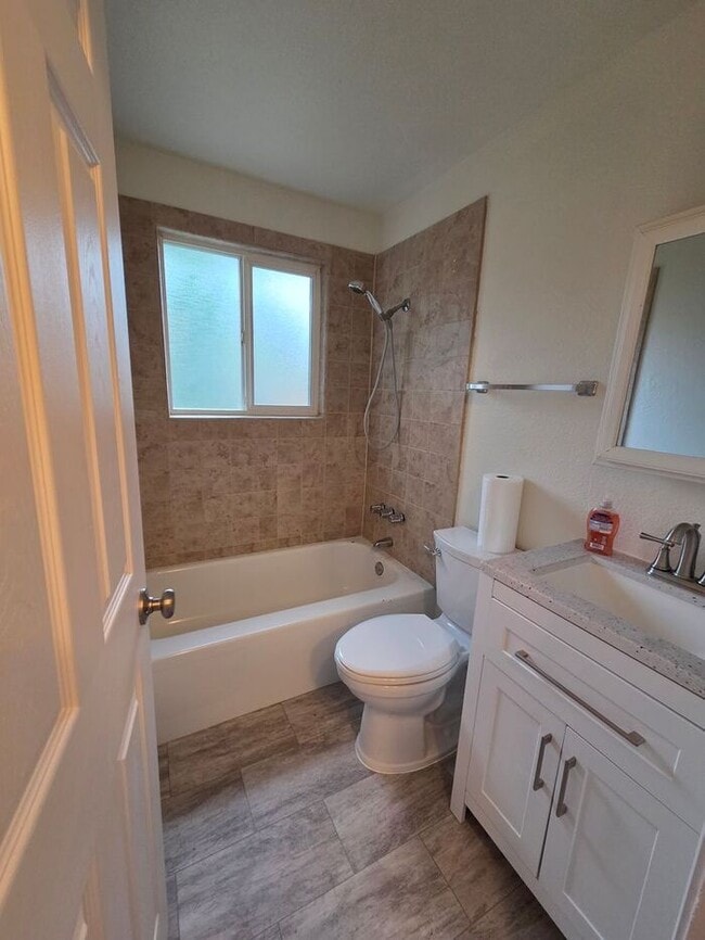 Building Photo - Exceptional North End 2 Bedroom Duplex!