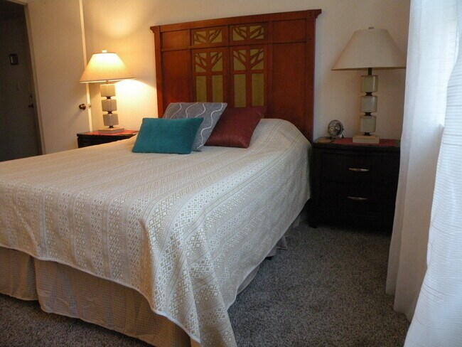 lg rm - 5300 E Waverly Dr