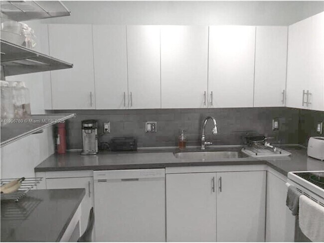 Building Photo - 2500 Parkview Dr