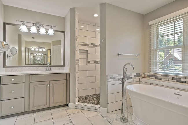 Building Photo - 9 Wayland Ct
