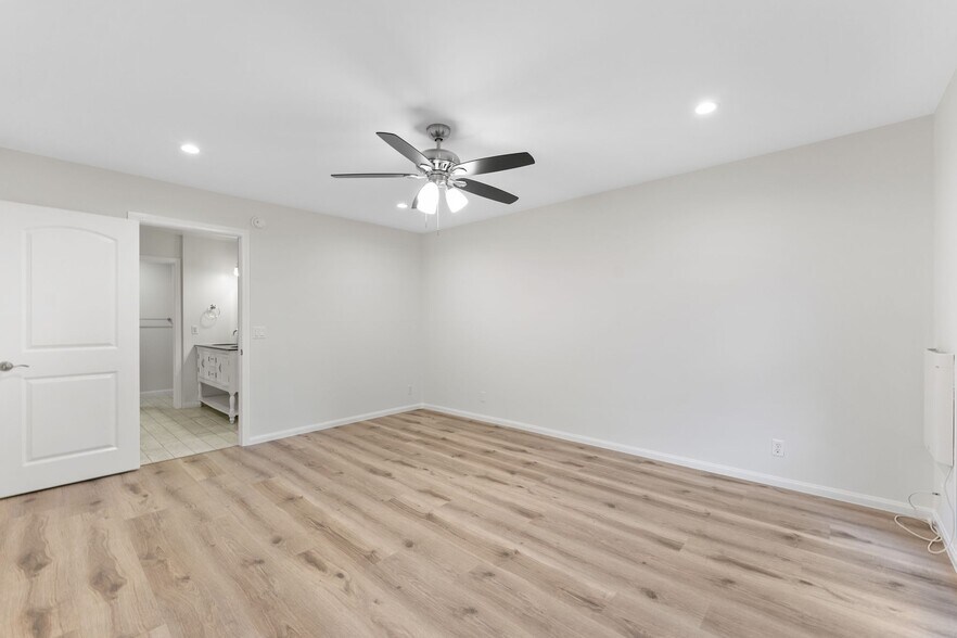 Building Photo - 8650 Gulana Ave