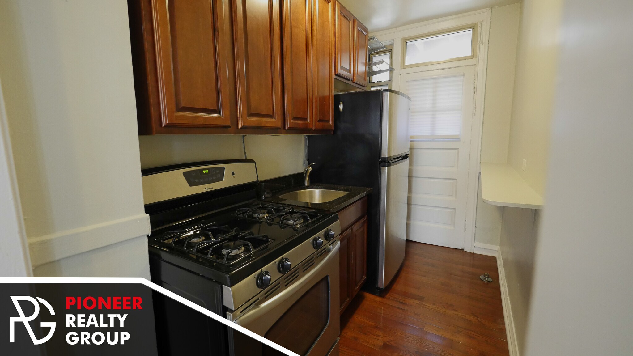 Building Photo - 546 W Surf St