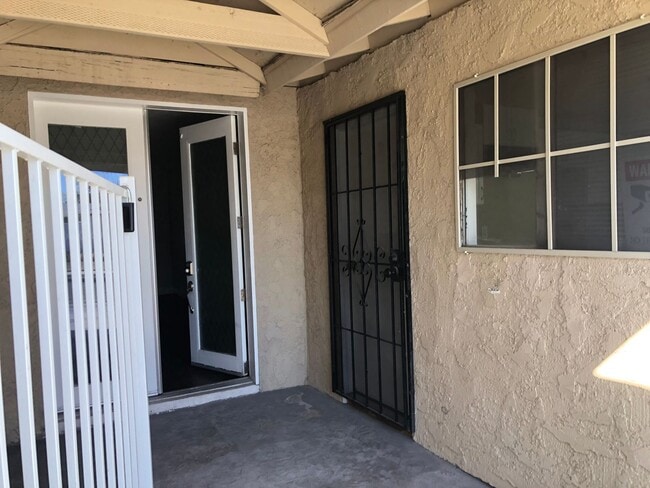 Building Photo - 4 BEDROOM / 2 BATH SINGLE FAMILY HOME W/ CASITA