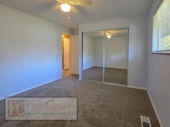 Building Photo - 298 SW Wallula Ave