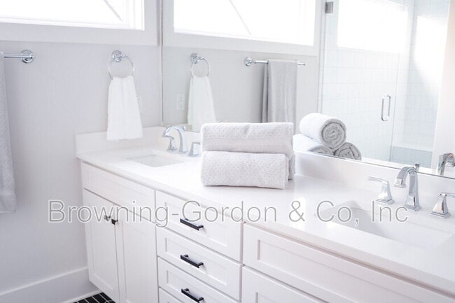 Building Photo - 2156 Byrum Ave