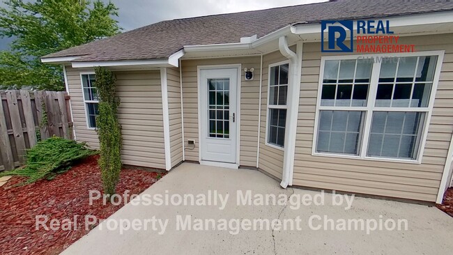 Building Photo - Spacious Home with Fenced Backyard