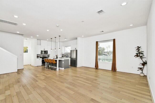 Building Photo - 208 N York St