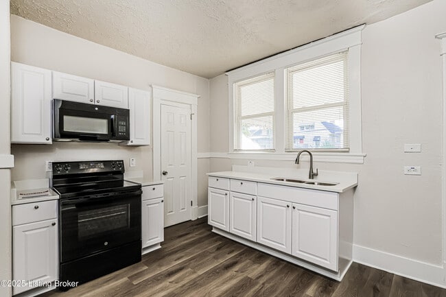 Building Photo - 218 S 41st St