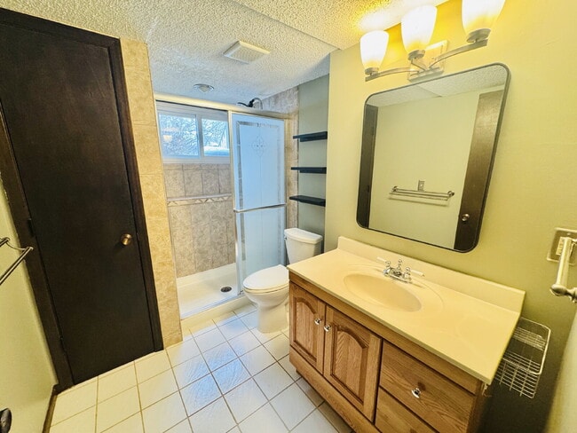 Building Photo - Nice Single family home 4-Bedroom Retreat with 2 Baths in Eagan – Your Perfect Home Awaits