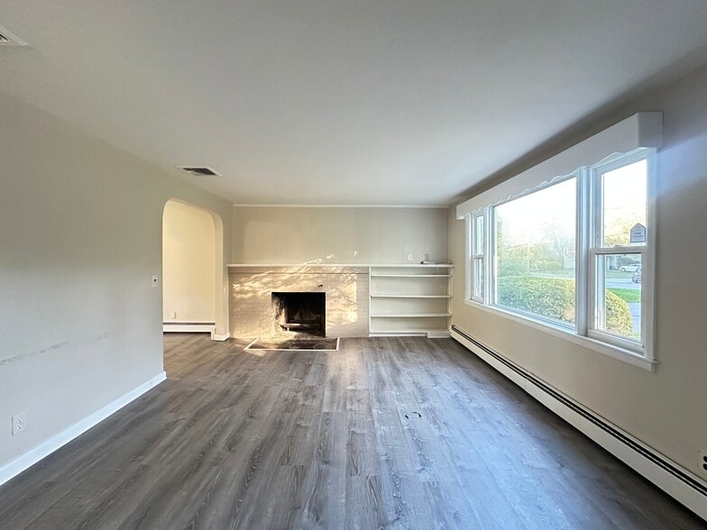 Building Photo - 135 S Pierce Rd