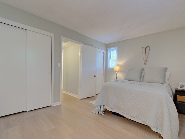 Building Photo - 281 Gardner Ave